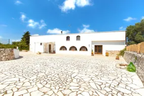 Villa adaptée aux familles avec jacuzzi, jardin et piscine privée | Vue jardin | Adaptée au travail à distance - Image 5
