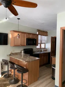Cozy two bedroom guest house with free parking - Image 3