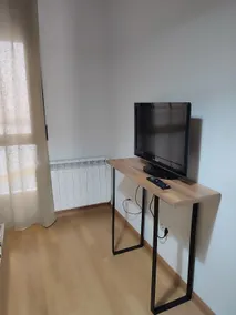 Beautiful, newly renovated apartment - Image 5