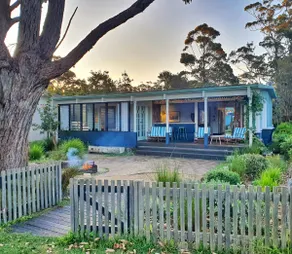 Designer Retro Beach Shack on the lakefront - Image 2