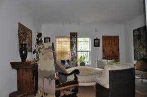 Unique 2 bedroom Apt. in the heart of Montrose - Image 4