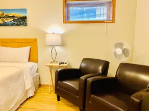Miette Suite-Private Entry, eFireplace, King Bed - Image 2