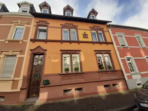 Charming old building apartment with stucco ceilings - Image 3