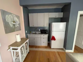 Charming downtown 1-bedroom (Unit #2) - Image 4