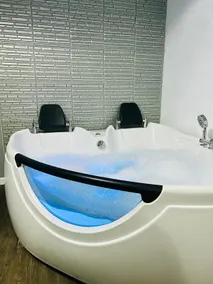 Welcome to the Palace jetted tub and pool table - Image 2