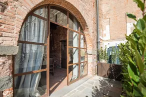 Mittelalterliches Turmhaus neben dem 1200 erbauten Glockenturm der Kathedrale San Martino. - Image 3