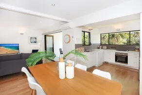 Windmill 4 Two Bedroom Beachside Apartment on Parkyn Parade - Image 5