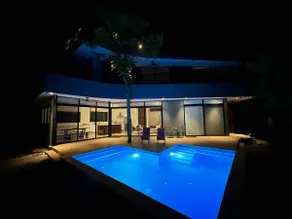 Modern Beach Home with Pool & Rooftop (150 metros) - Image 2