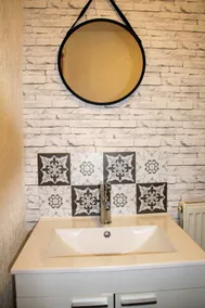 Charming refurbished apartment with free Wi-Fi - Image 2