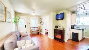 UT Moody ECO Pecan Tree House Austin Experience - Image 2