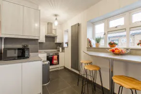 Stylish London 5 double bed flat 2 mins to Metro - Image 4