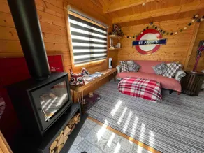 Rubys Retreat Stylish Log Cabin-Hidden Garden - Image 2