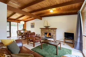 Seaside Retreat in Rye, Cozy 3-BR Home - Image 4