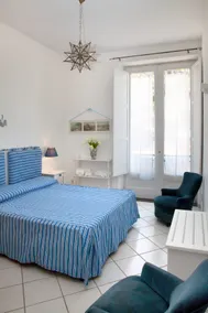 Luxury Seafront Retreat: 1 min to Beach & Ferry - Image 4