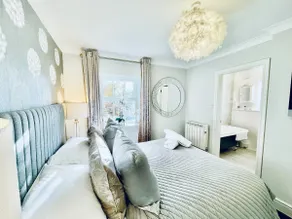 Cotswold Chic Retreats-Jacinabox-Parking & Garden - Image 2