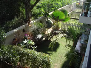 Luxury Townhouse W Private Garden & Italian Kitchen - Image 2