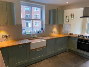 5 bedroom house with secure grounds - Image 2