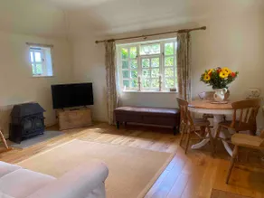A charming cottage in a beautiful setting. - Image 3