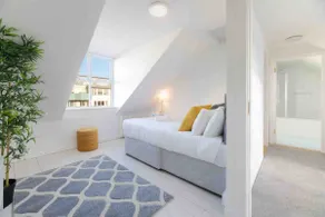 Modern CANAL VIEW Home, in City Centre, Sleeps 8 - Image 2