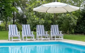 Secluded converted barn in large gardens with pool - Image 3