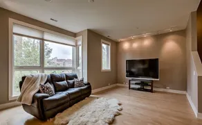 Luxury Downtown Townhouse with parking - Image 2