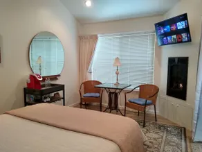 The Sleeper: cozy private suite, entrance & bath. - Image 4