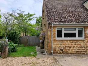 Lovely 1 bedroom unit with private parking. - Image 4