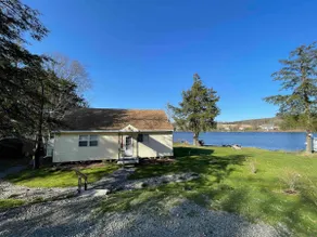 The “Lily Pad” Secluded Lake House - Image 4