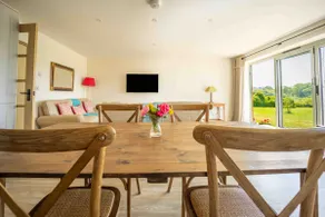Fab sunny with 2 en-suites bedrooms, large garden - Image 3