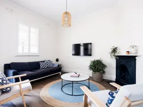Stylish Studio in Heart of Annandale Village - Image 5