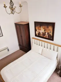 Spacious two bedroom flat close to city centre - Image 3