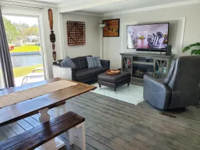 3 Bed, 2 Bath, Waterfront, Dock, Large Driveway - Image 2