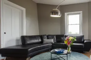Artsy 2 bedroom apartment in the Armory District - Image 2
