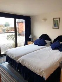 Peacock Cottage, only 3 miles from Alton Towers - Image 3
