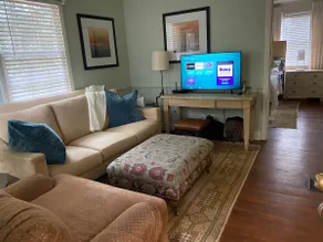 Designer's Cozy Carriage House - Image 3