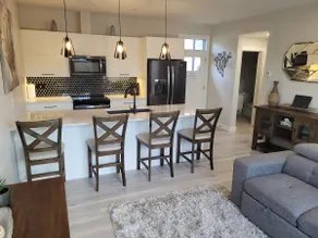 2-Min Lake Stroll: Chic 2-Bed Downtown Gem! - Image 2