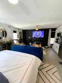 Luxurious Studio Apt w/ Private Driveway & Entry - Image 3