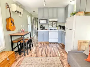 Charming East Cottage . Close to Airport - Image 3