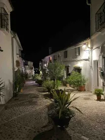 Beautiful 18th century house with courtyard & pool - Image 3