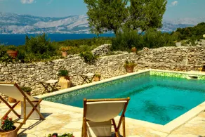 Luxurious villa with swimming pool - Image 4