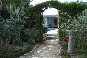 Idyllic studio with private pool - Image 2