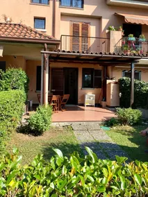 Lallas Home with garden and lake view - Image 5