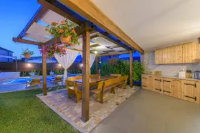 Spacious house with private swimming pool - Image 4