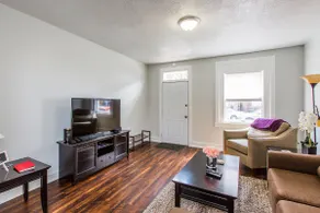 Lovely Downtown Townhome - Image 2