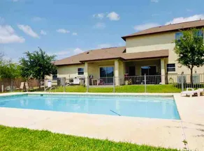 North Laredo Beautiful and Quiet Condo with Pool - Image 4