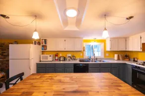 Spacious 4 bedroom home with free parking - Image 5