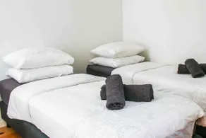 Luxury renovated apartment- 2 bathrooms - Image 3