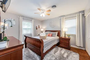 Kelly's Comfortable Quinton Home - Image 2