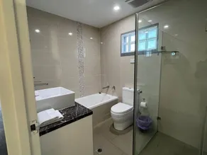 Spacious 2BR 2Bath City Views, Parking & Bathtub - Image 3