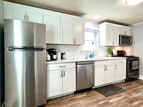 NEW Kitchen - Record Player- close to Park! - Image 4